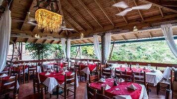 บริการอาหารเช้า อาหารกลางวัน อาหารเย็น, อาหารฟิวชัน