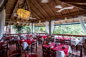 S'hi serveixen esmorzars, dinars, sopars i plats de cuina de fusió