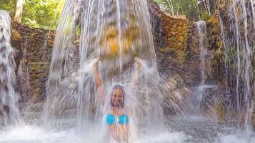 11 สระว่ายน้ำกลางแจ้ง เปิด 6:00 น. ถึง 18:00 น., ร่มริมสระว่ายน้ำ