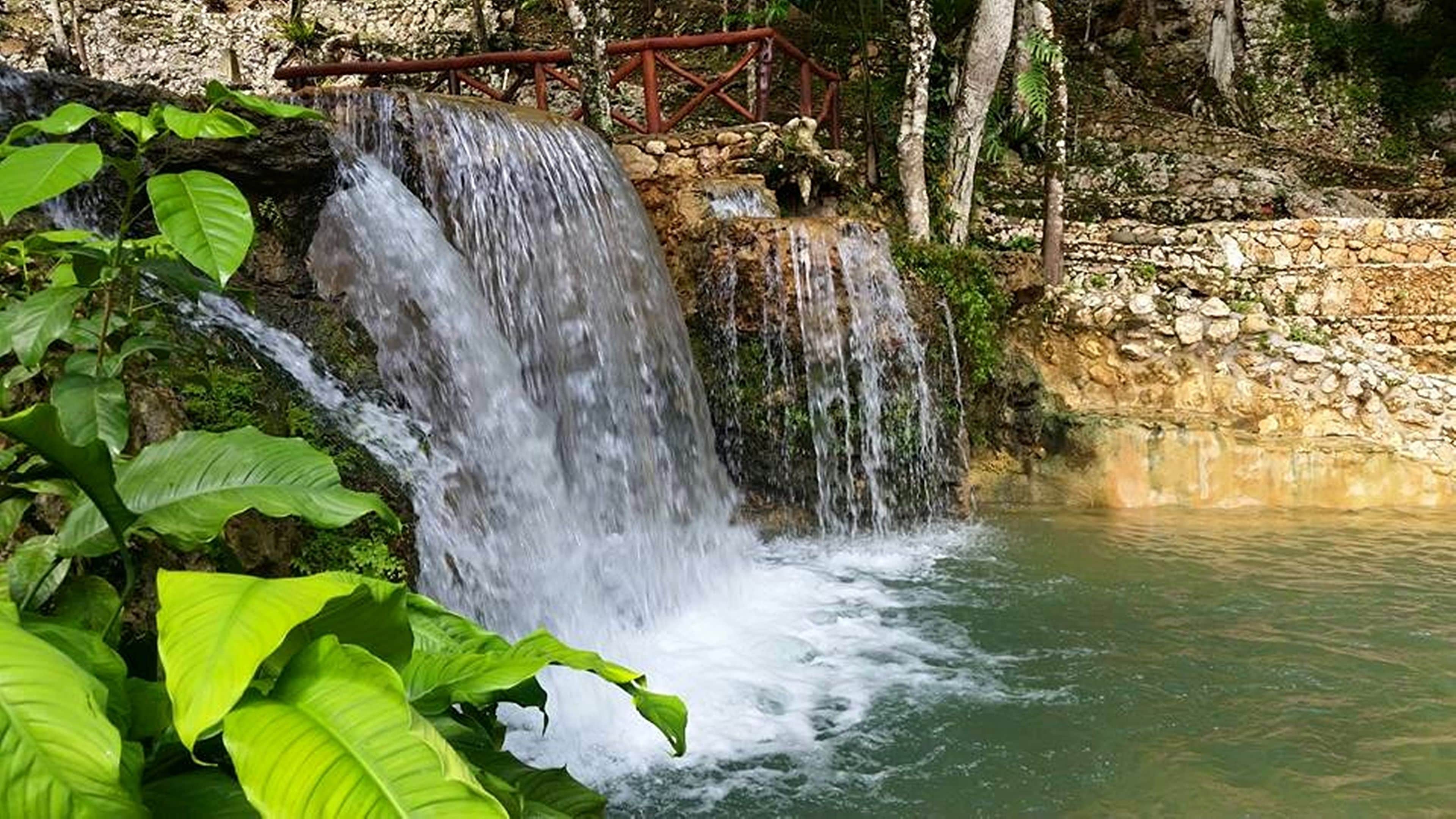 11 outdoor pools, open 6:00 am to 6:00 pm, pool umbrellas, pool loungers