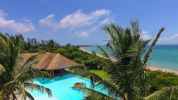 Piscine extérieure, chaises longues