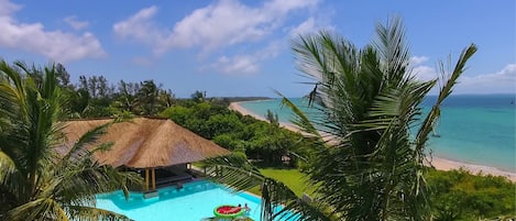 Una piscina al aire libre, tumbonas