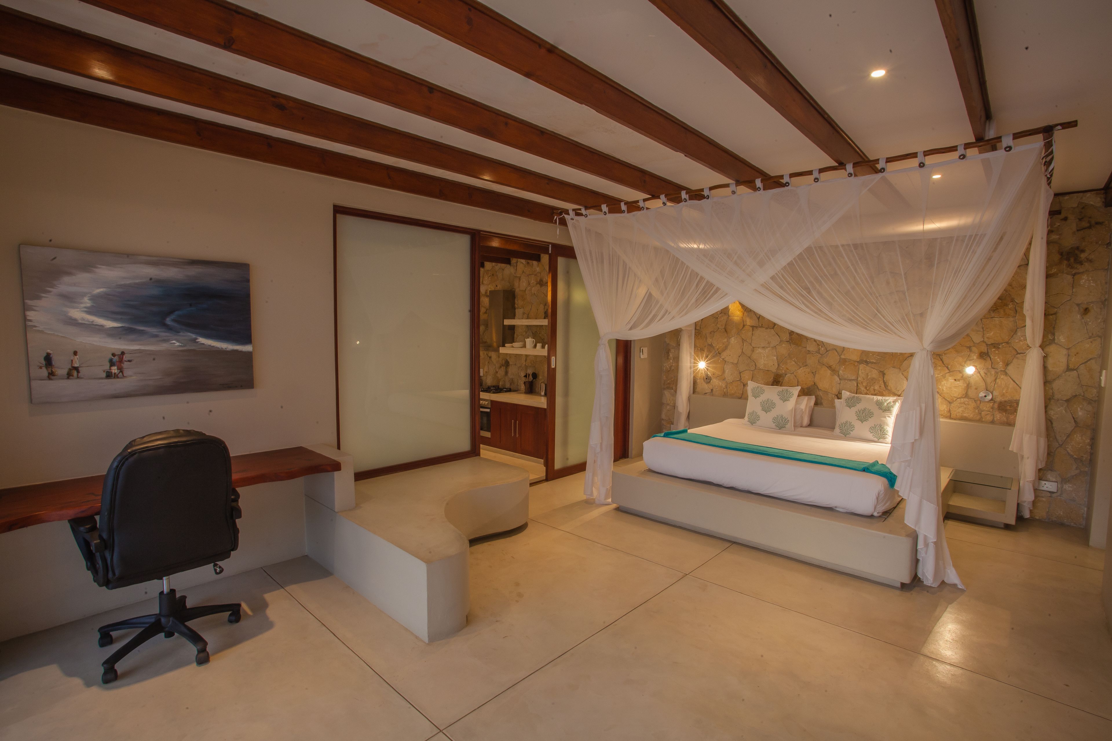 Une chambre à coucher avec un lit, un bureau et une chaise.