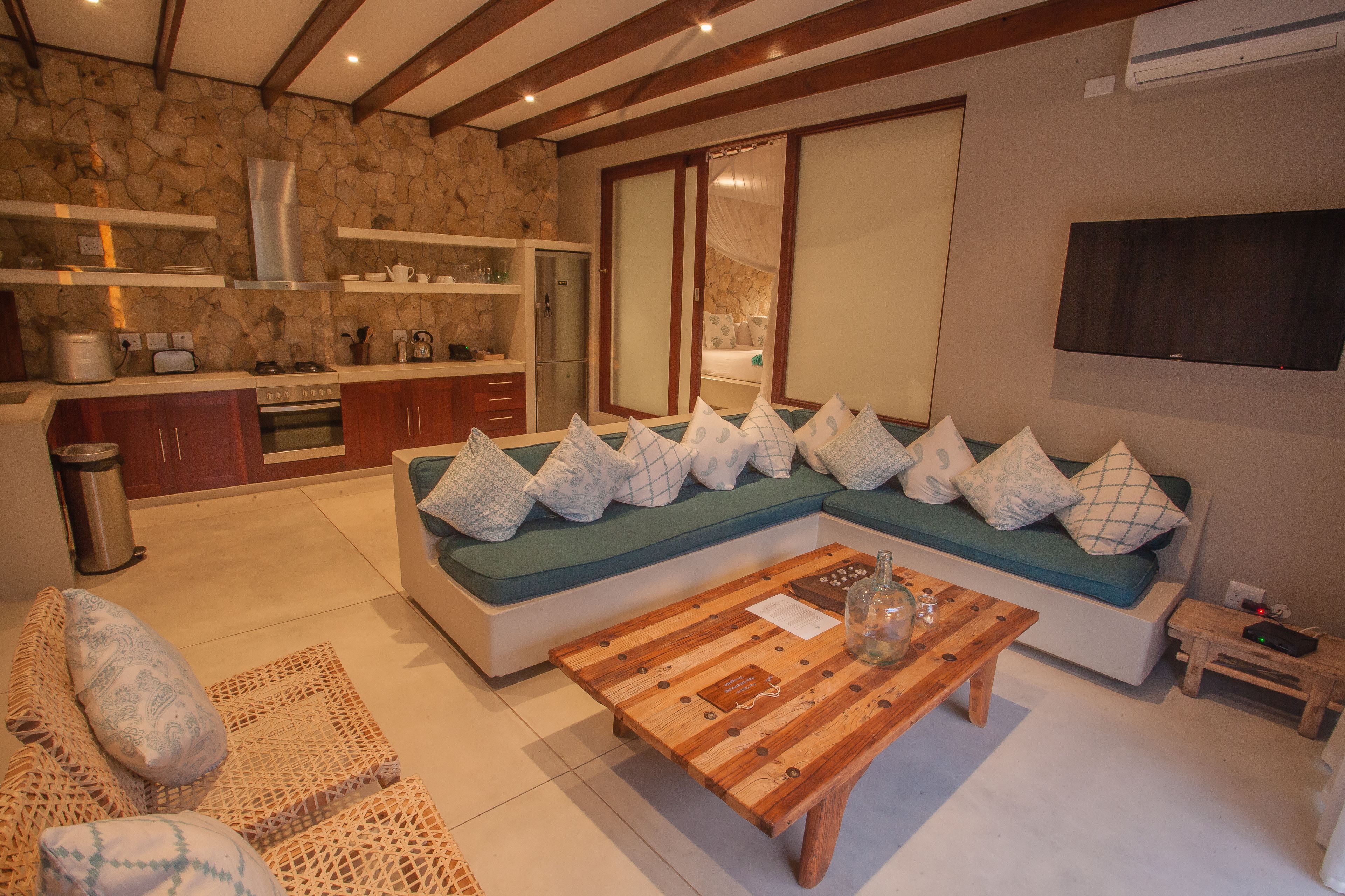 suite | private kitchenette | coffee/tea maker, electric kettle