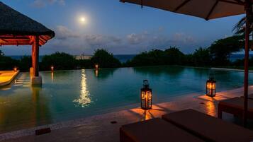 Alberca al aire libre y camastros