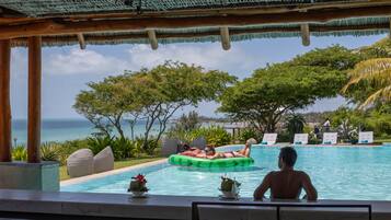 Utendørsbasseng og solsenger