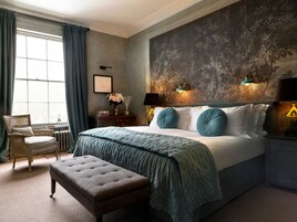 Habitación doble superior | Sábanas de algodón egipcio, edredones de plumas, minibar y caja fuerte