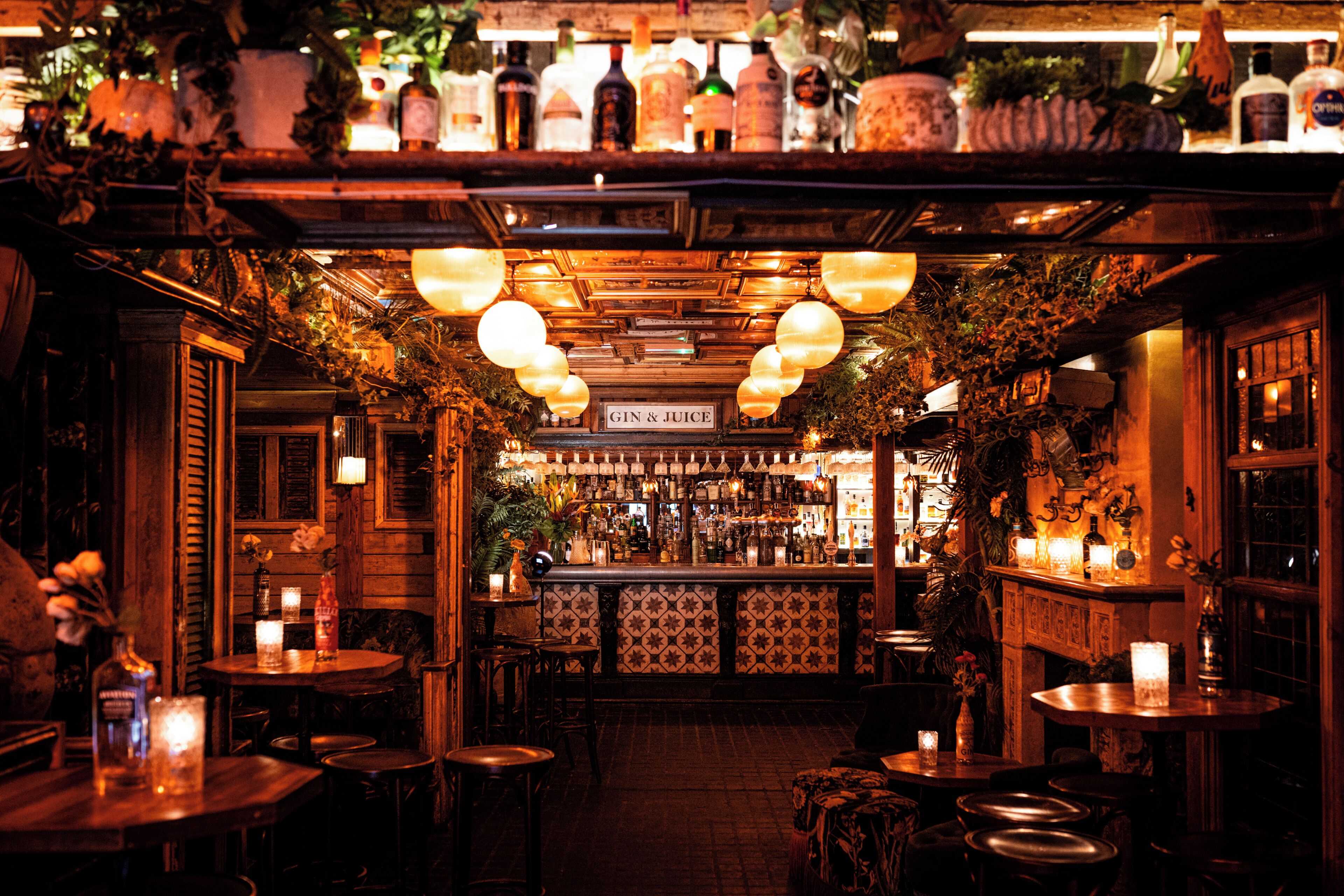 2 bars/lounges, cocktail bar, cocktail bar