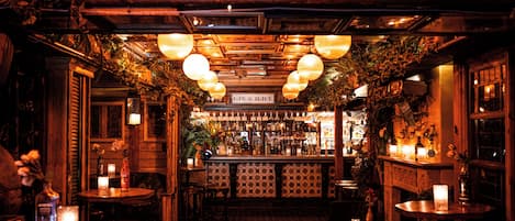 2 bars/lounges, cocktail bar, cocktail bar