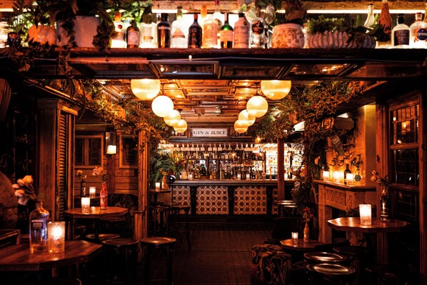 2 bars/lounges, cocktail bar, cocktail bar