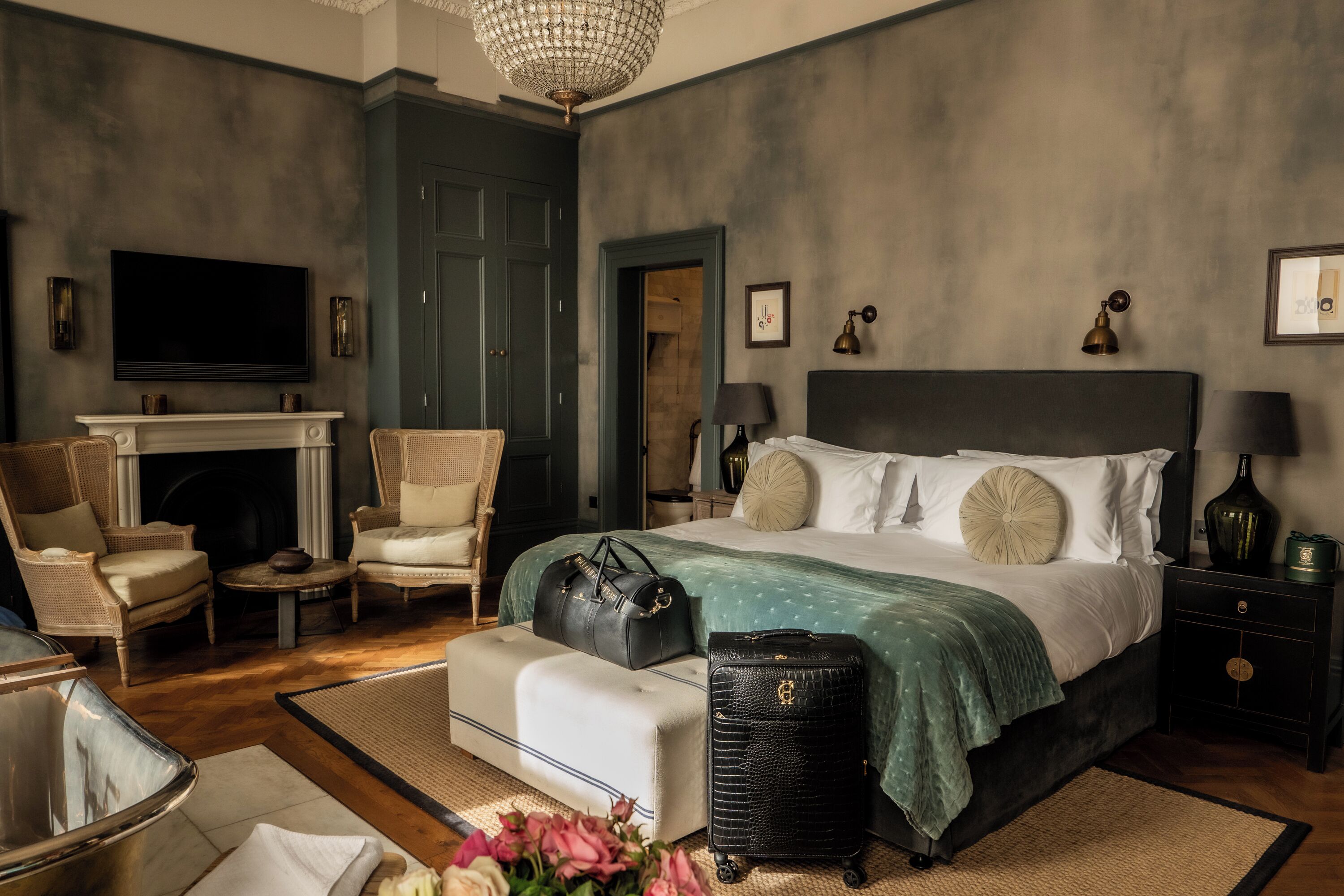 غرفة تننفيذية مزدوجة | حمام | أحواض استحمام وحجيرات دش منفصلة، مستلزمات فاخرة للعناية الشخصية