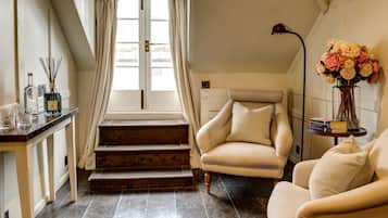 Dobbeltrom – classic | Sengetøy i egyptisk bomull, dundyner, minibar og safe på rommet