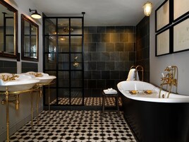 Bañera y ducha independientes, artículos de tocador de diseñador