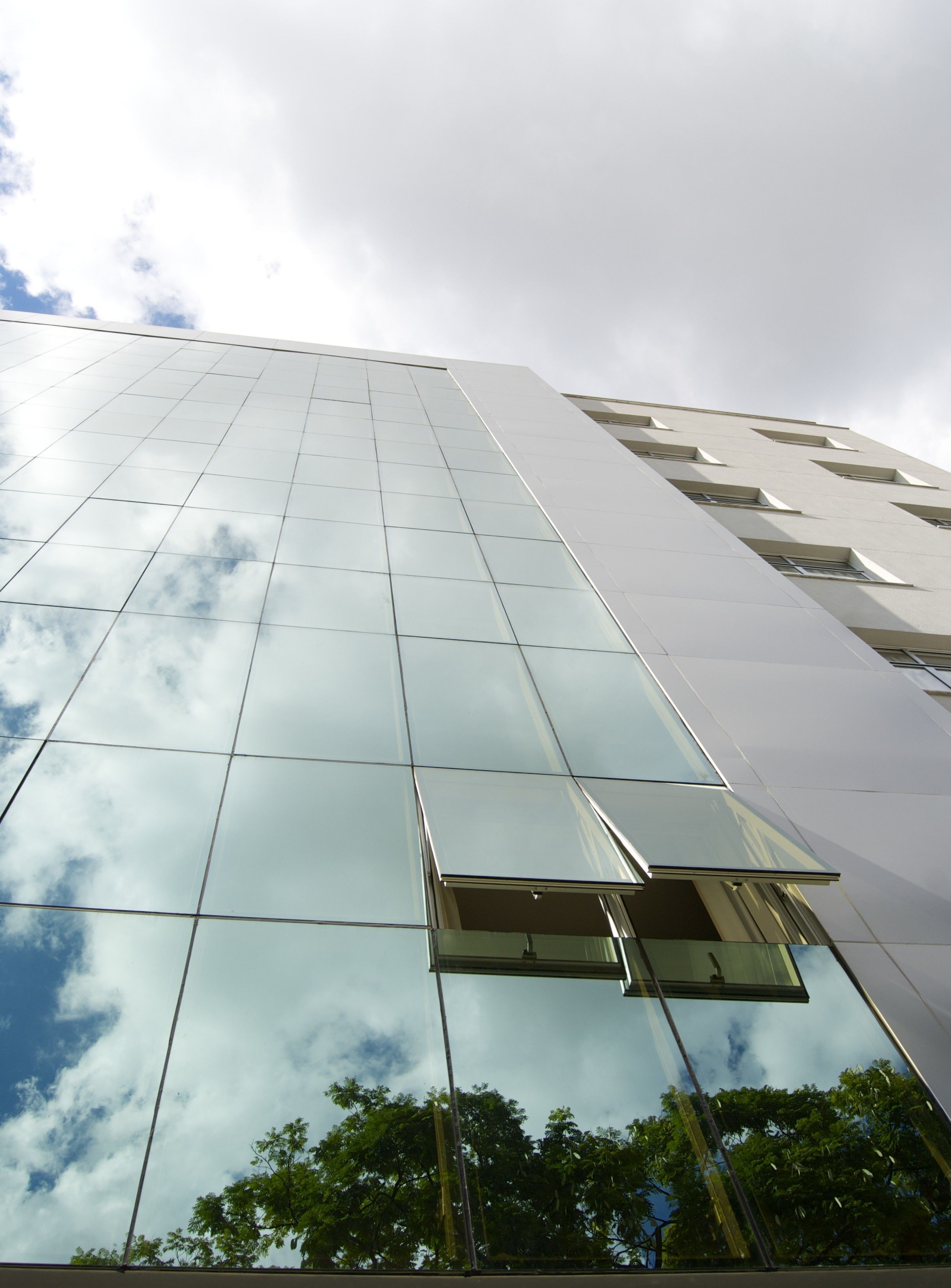 Un edificio moderno con ventanas de vidrio reflectante y cielo despejado.