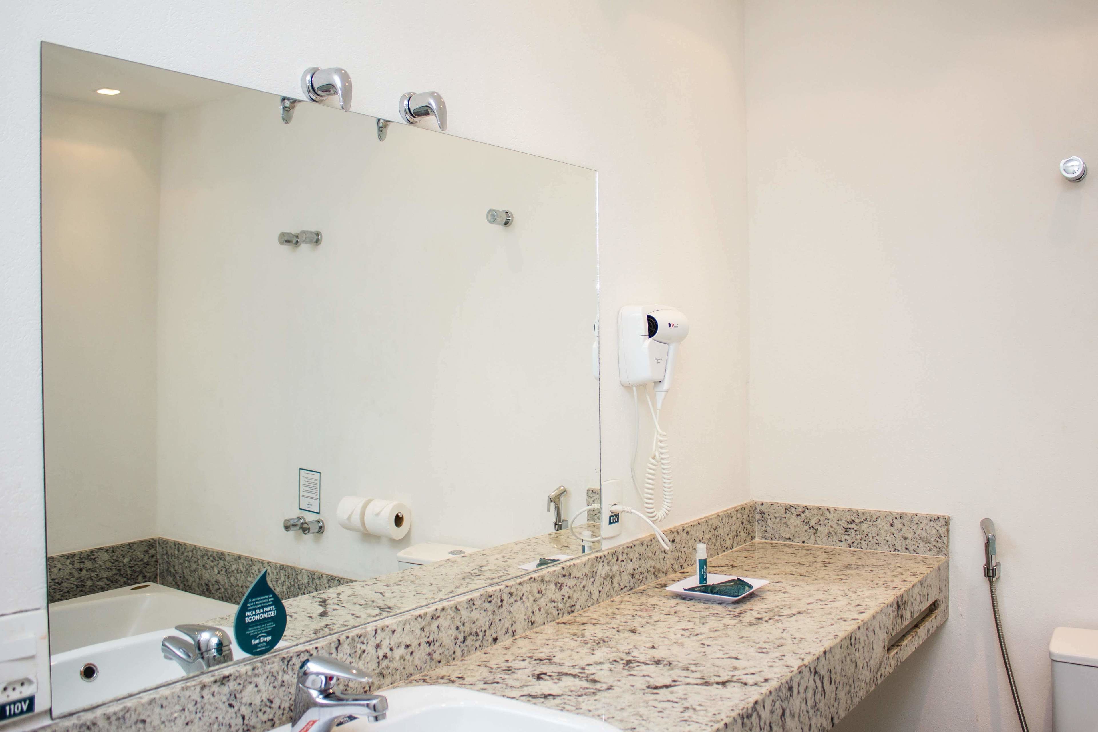 Premium Double Room | Bathroom | Shower, hair dryer, towels