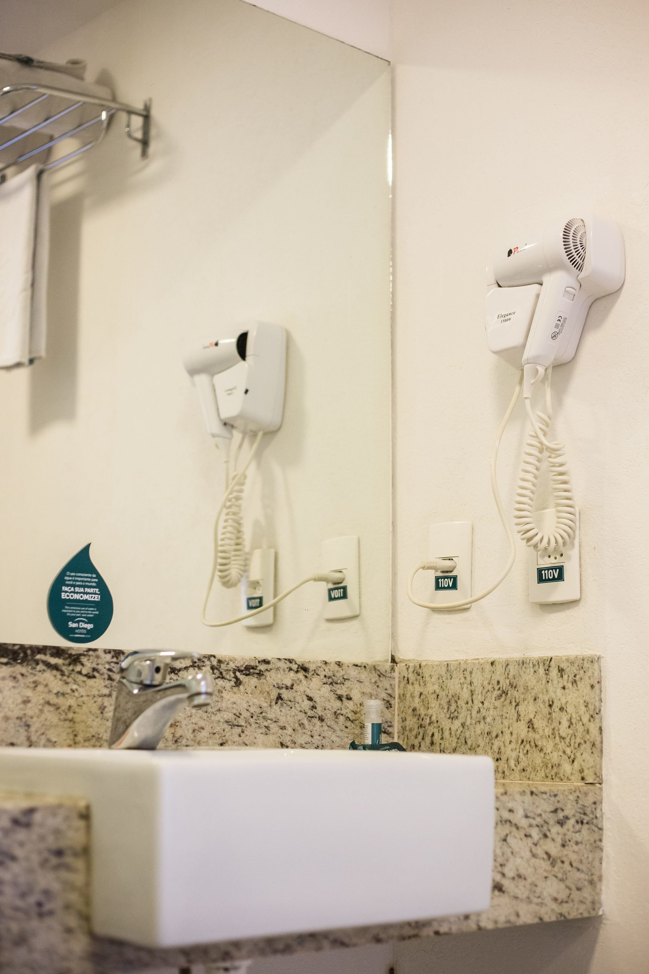 Badrum | Dusch, hårtork och handdukar