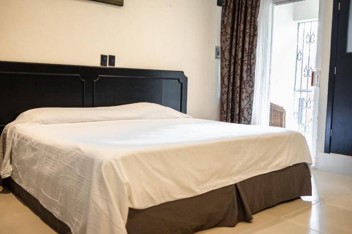 Deluxe Room | In-room safe, soundproofing