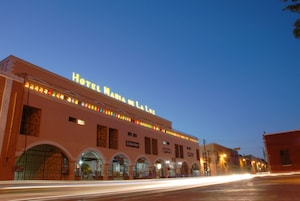 Fachada de la propiedad por la tarde o noche