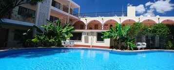 Una piscina al aire libre de temporada