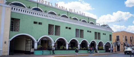 Vista frontal de la propiedad