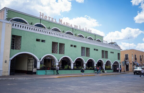 A historic building with arched windows and a sign reading 'Hotel Maria de la Luz.' - Hotel María de la Luz (Valladolid)