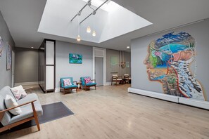 Living area - HI San Diego Downtown - Hostel (San Diego)