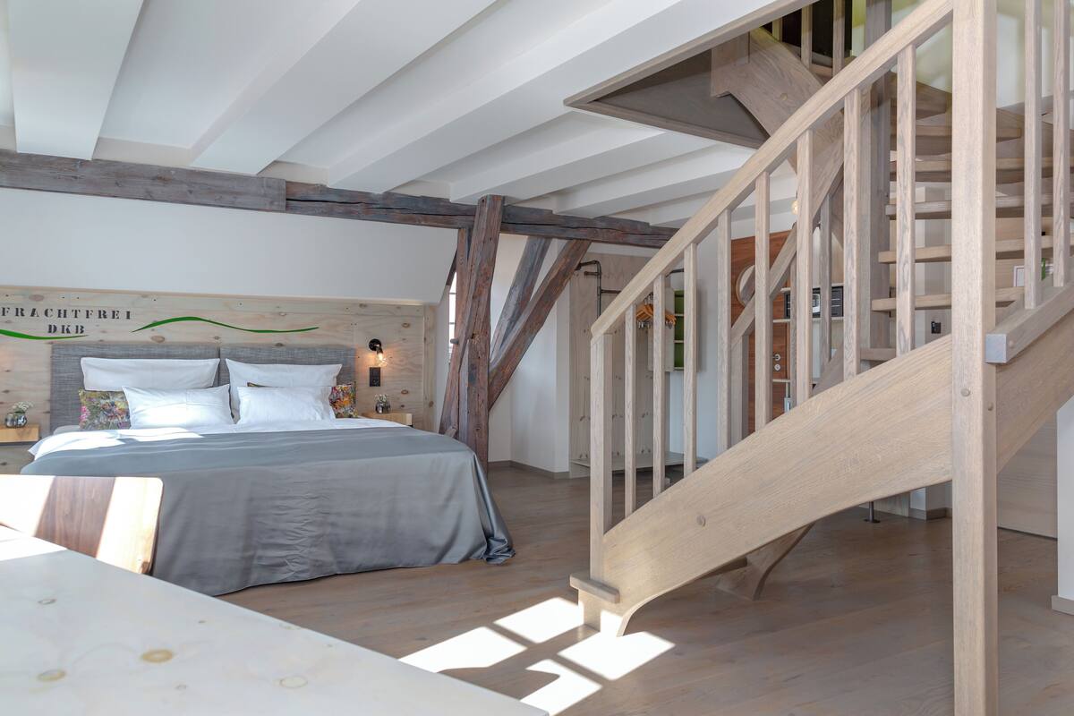 in-room safe, soundproofing, free wifi, bed sheets