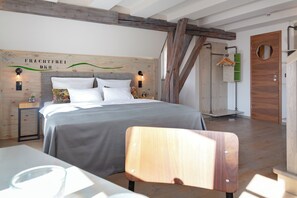 In-room safe, soundproofing, free WiFi, bed sheets
