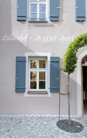 A building facade with the name "Luisenhof - Azelhof Hotel" and a small tree in front. - Hotel Luise & Luisenhof (Dinkelsbuehl)