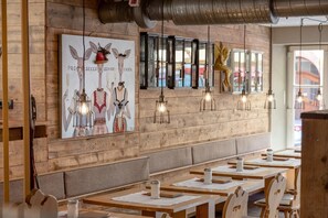 Se sirven desayunos y almuerzos, restaurante con mesas al aire libre 
