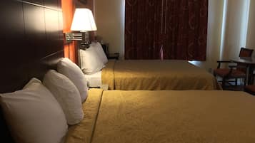 Habitación Deluxe | Ropa de cama de alta calidad, camas con pillow-top y escritorio