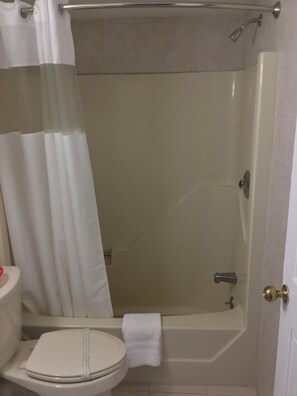 Combined shower/tub, hair dryer - Red Carpet Inn - Bridgeton Vineland (Bridgeton)