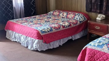 Kamar Double, 2 Tempat Tidur Queen, Bebas Asap Rokok | Meja kerja, Wi-Fi gratis, dan seprai linen