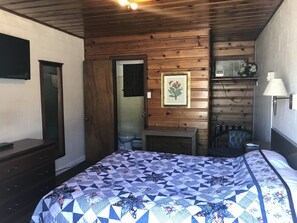 Standard Room | Desk, free WiFi, bed sheets - White Pine Motel (Ely)