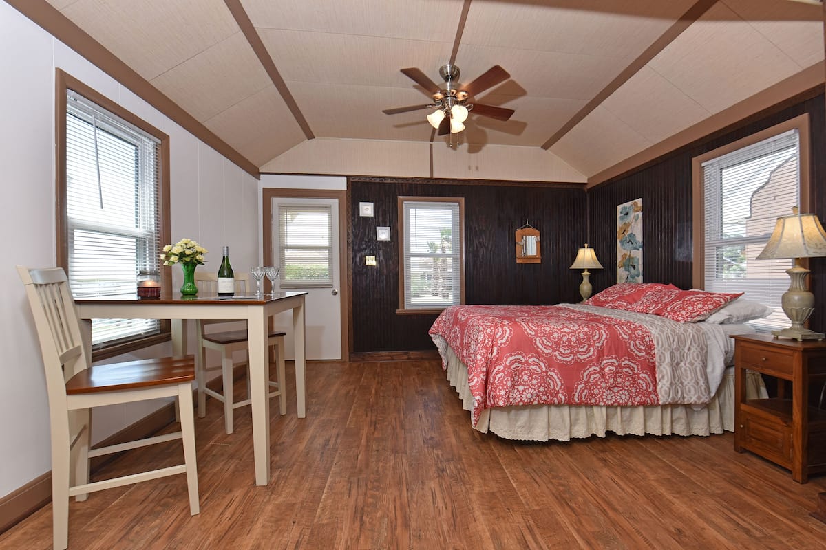 Premium 1 Bedroom Waterfront Cottage, Full Kitchen | Camas con pillow-top, tabla de planchar con plancha y wifi gratis