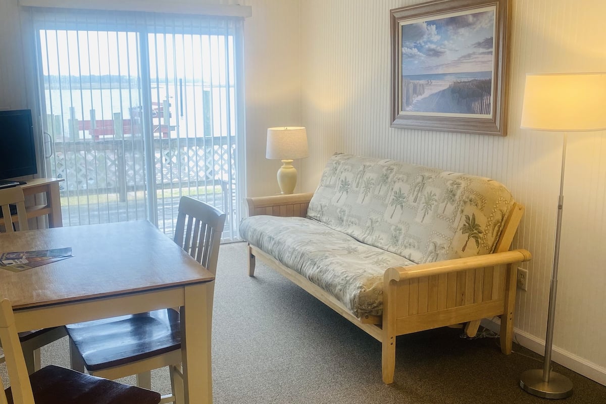 premium 1 bedroom waterfront cottage, full kitchen | 2 bedrooms, pillow-top beds, iron/ironing board, free wifi