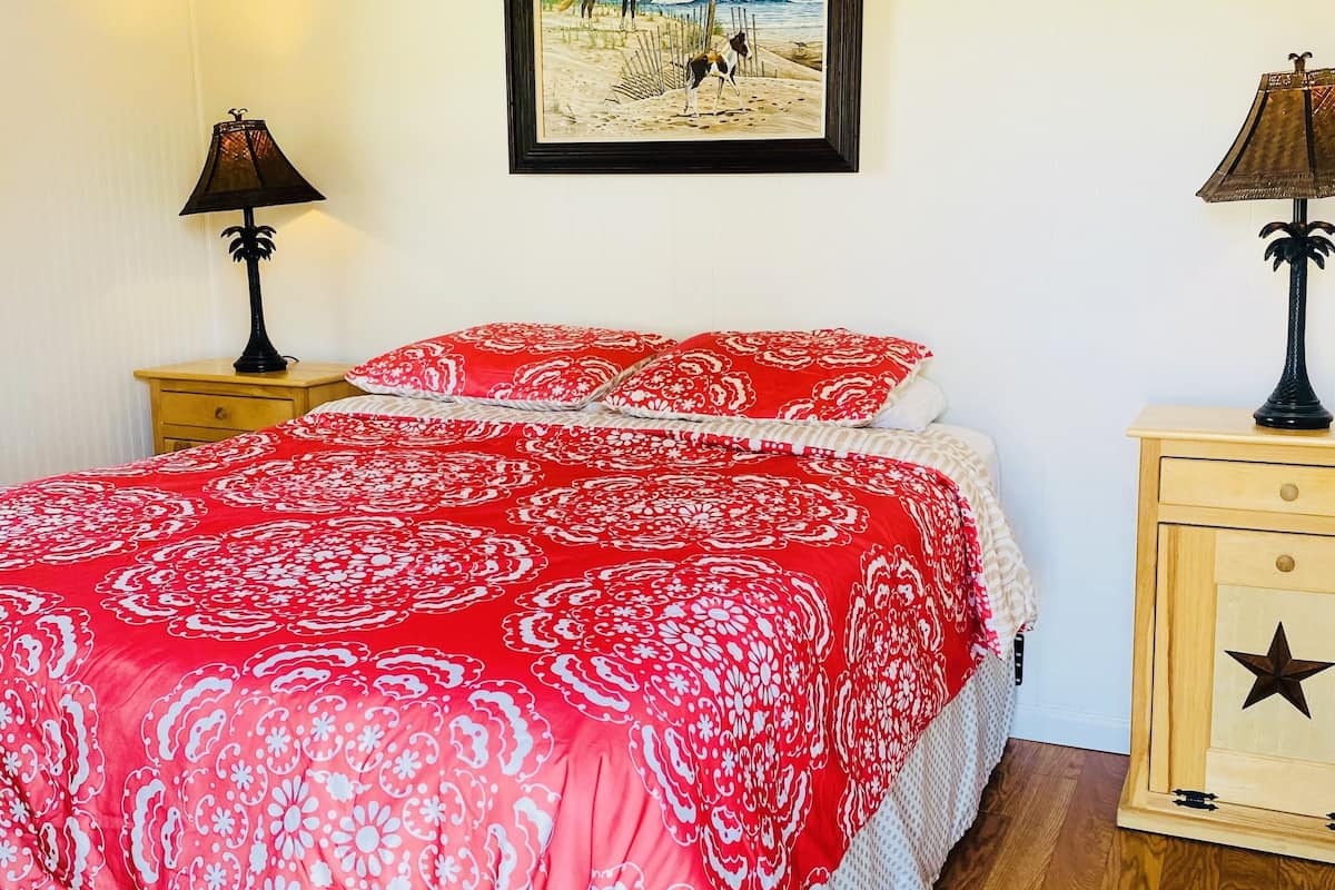 premium 2 bedrooms waterfront cottage, full kitchen | 2 bedrooms, pillow-top beds, iron/ironing board, free wifi