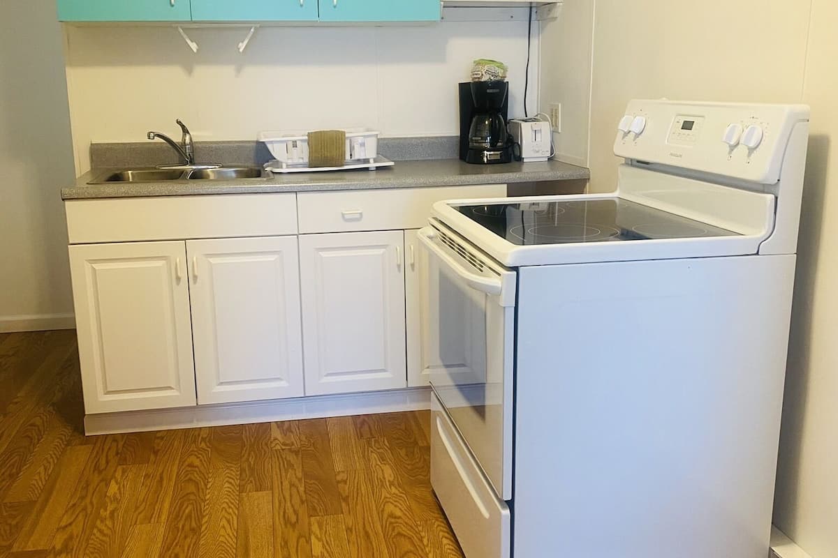 premium 1 bedroom waterfront cottage, full kitchen | private kitchen | full-sized fridge, oven, stovetop, coffee/tea maker