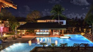 Un complexe hôtelier ouvert la nuit, doté d’une piscine, d’un espace détente et d’un bar.