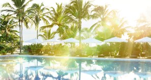 Piscine extérieure, parasols de plage, chaises longues