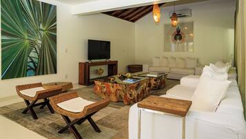 Villa Maloca | Área de estar | TV de tela plana 100 cm com canais a cabo, TV