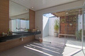 Shower, free toiletries, hair dryer, towels - Pousada do Toque (São Miguel dos Milagres)