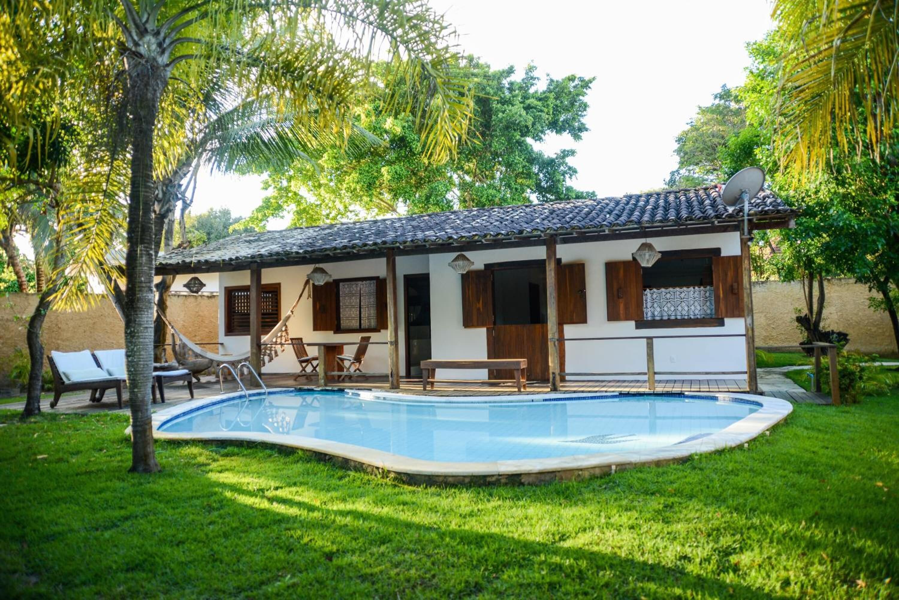 Piscina externa, guarda-sóis, espreguiçadeiras