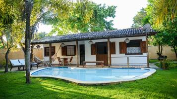 Piscina externa, guarda-sóis, espreguiçadeiras