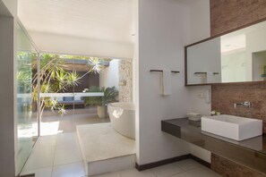 Chalé, banheira (Piscina Privativa, Bem-Te-Vi) | Banheiro | Chuveiro, produtos de toalete grátis, secador de cabelo 
