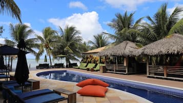 Piscina externa, guarda-sóis, espreguiçadeiras