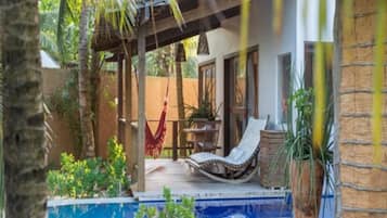 Piscina externa, guarda-sóis, espreguiçadeiras