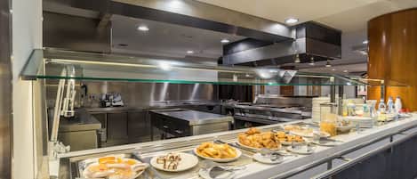 Kontinental frukost varje dag (EUR 10 per person)