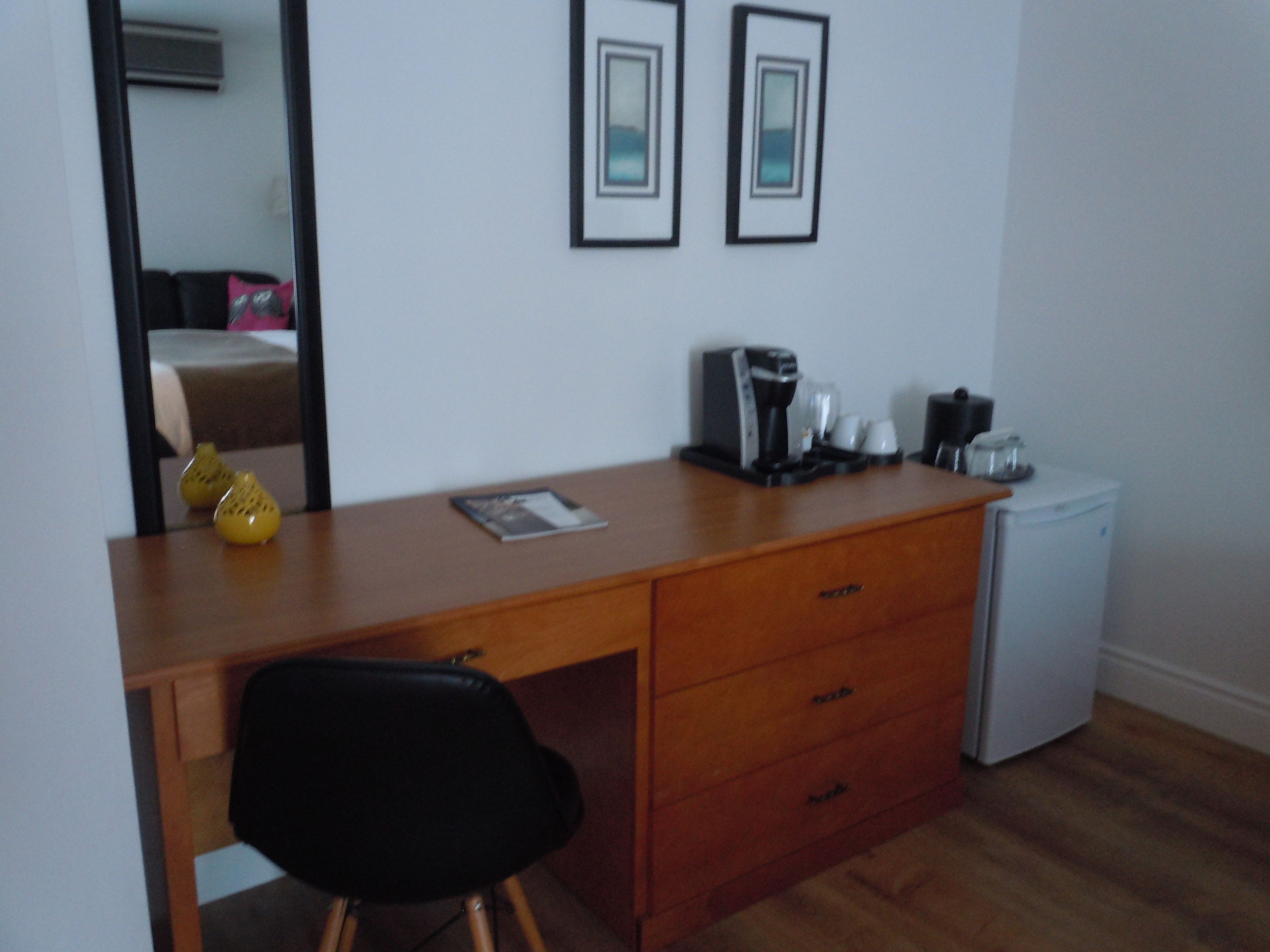 regular room, 1 queen bed, court side | mini fridge