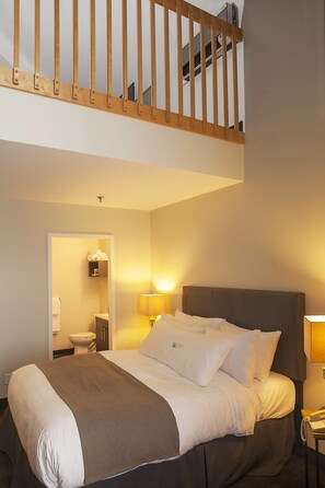 Mezzanine Suite, 2 Queen Beds, River Side